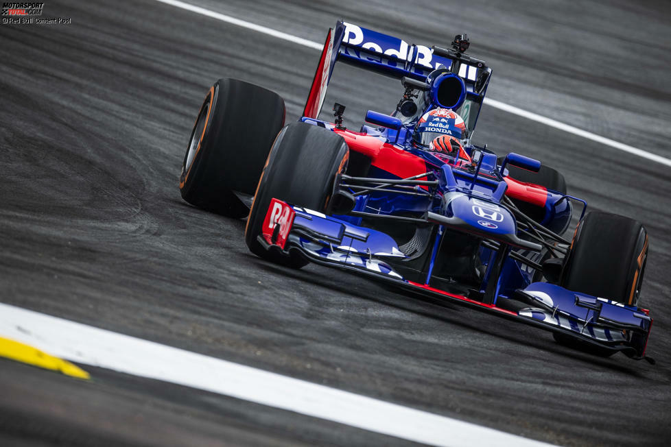 5. Juni 2018: In Person von Marc Marquez klettert nach Max Biaggi und Valentino Rossi ein weiterer MotoGP-Star in ein Formel-1-Auto. Auf dem Red-Bull-Ring in Spielberg dreht der Honda-Werkspilot seine Runden in einem alten Ferrari-befeuerten Toro Rosso STR7 - mit Honda-Logos - von 2012. Gleichzeitig ...